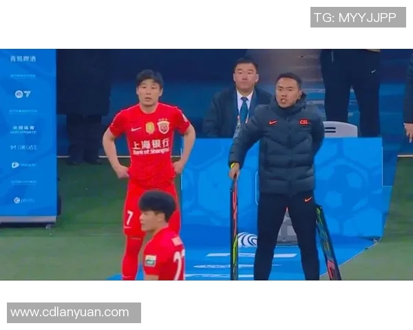 武磊赛场爆发小插曲引热议裁判第一时间冷静妥善处理